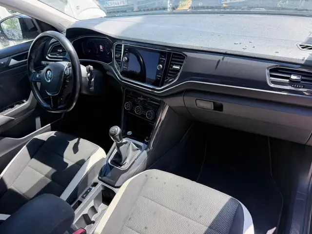 Volkswagen T-Roc view 14