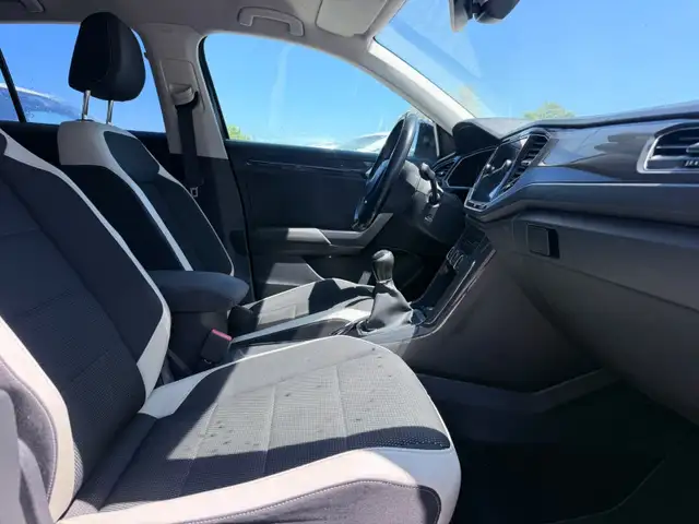 Volkswagen T-Roc view 13