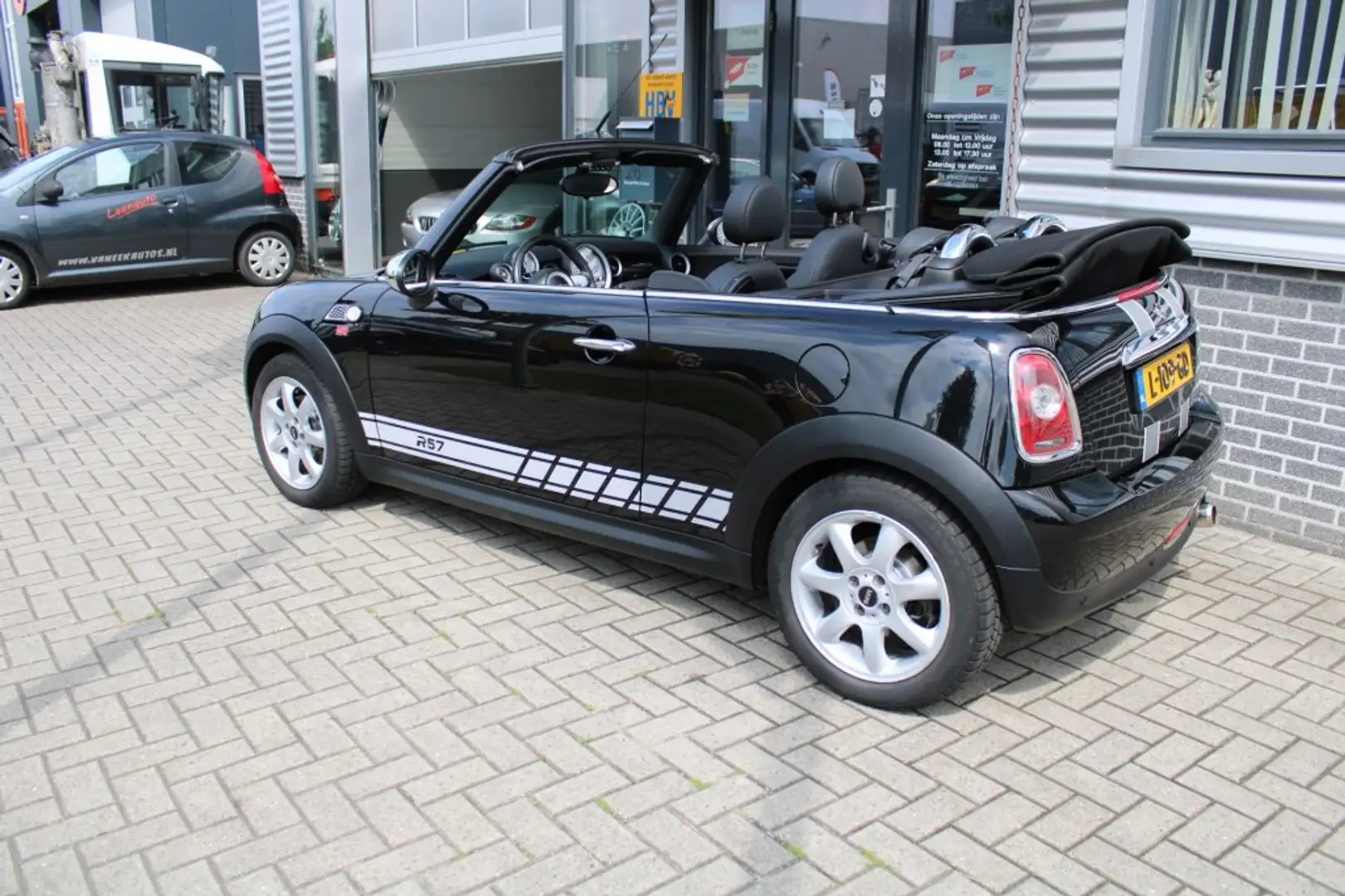 MINI Cooper Chili 1.6 airco leder cruise control el pakket Zwart - 2