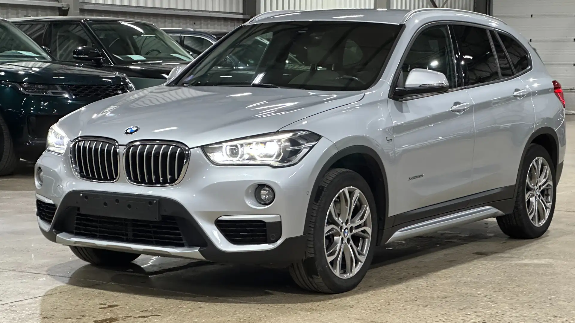 BMW X1 2.0iA xDrive20 Grijs - 1