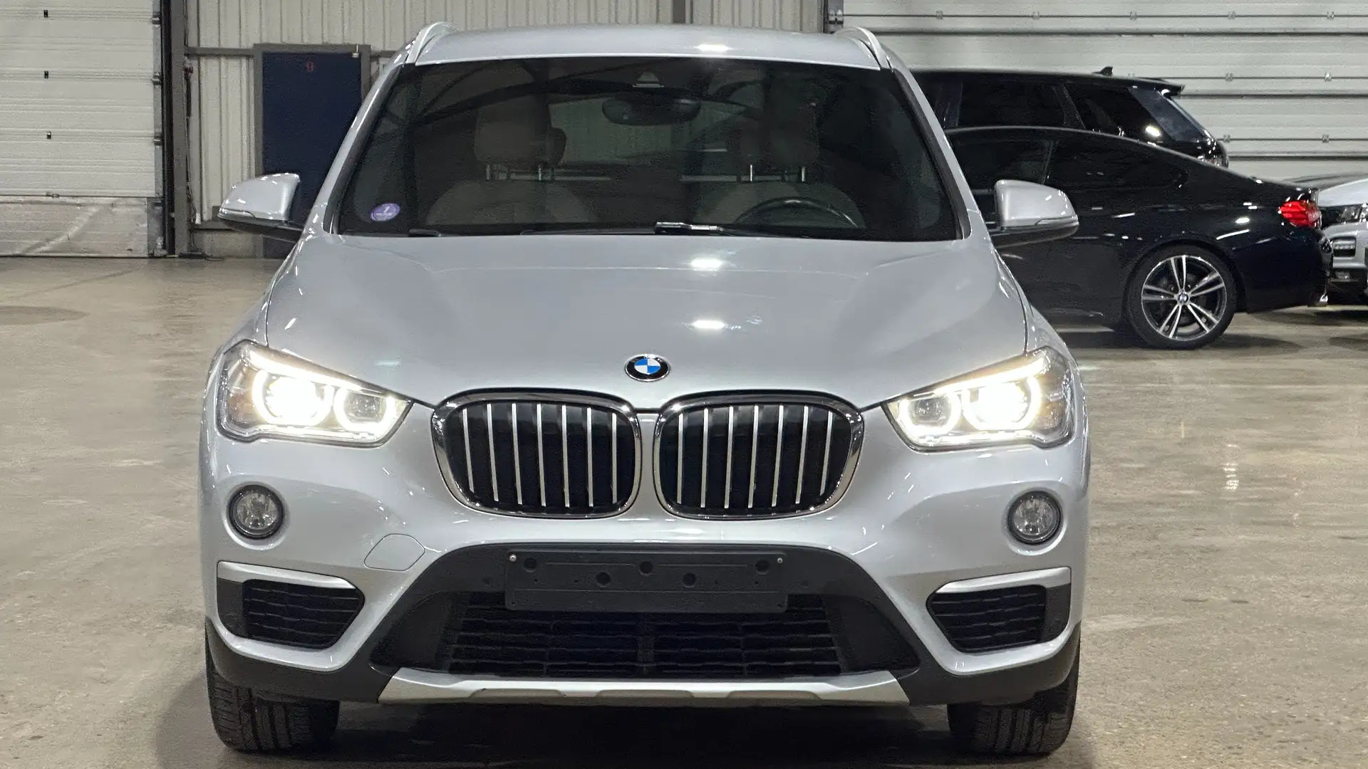 BMW X1 2.0iA xDrive20 Grijs - 2