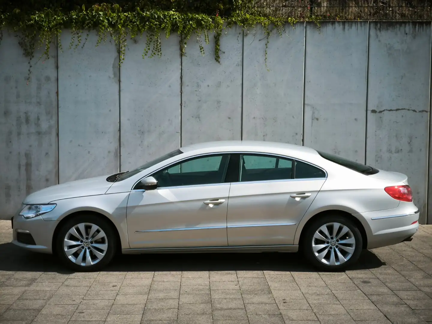 Volkswagen Passat CC CC 2.0TDI 1Hand Scheckheft AHK TüvNEU Silber - 1