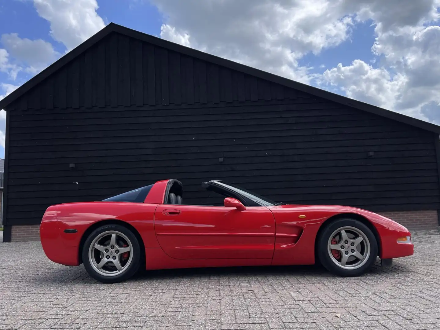 Chevrolet Corvette C5 Coupe EU-model 107 dkm, NL kenteken Rood - 1
