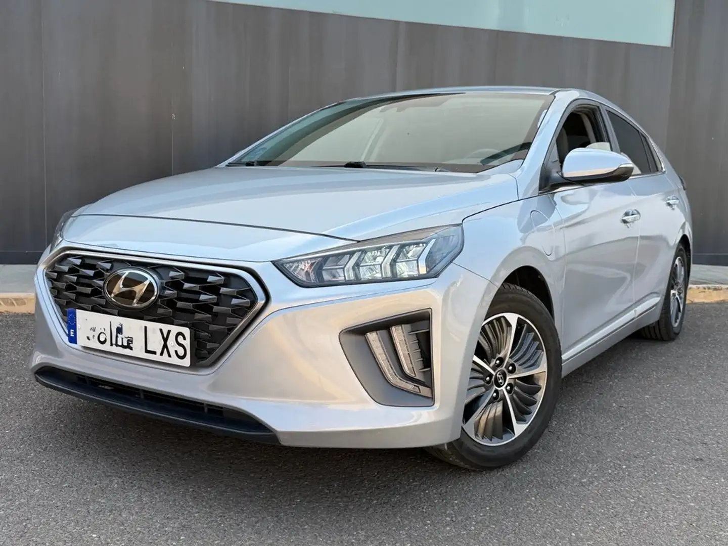 Hyundai IONIQ PHEV 1.6 GDI Tecno Gris - 1
