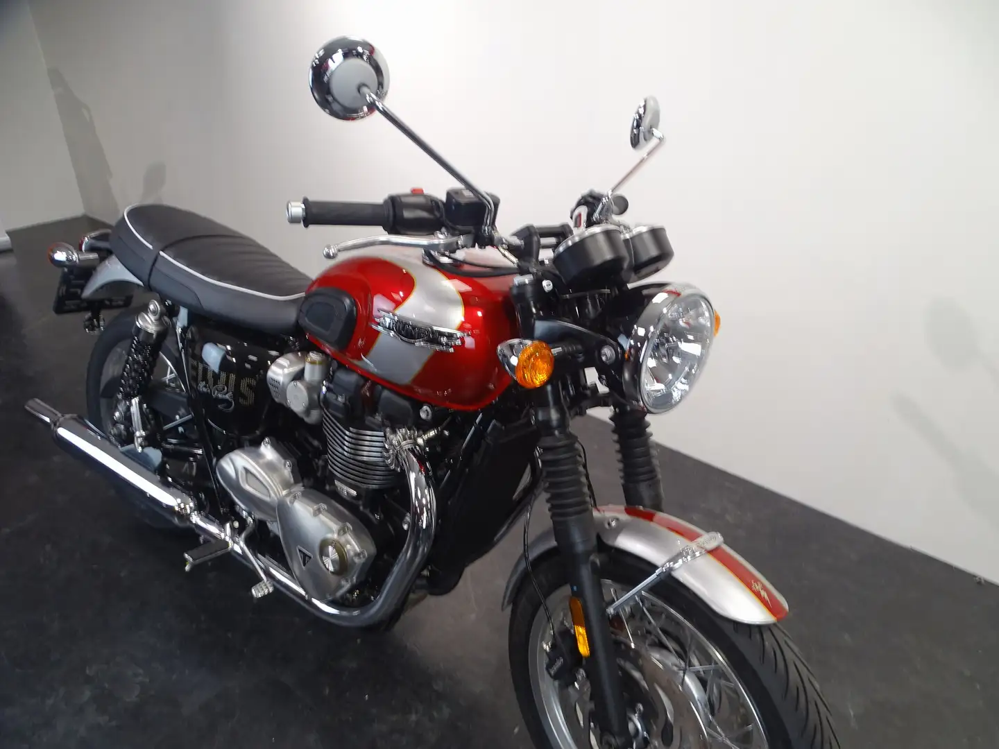 Triumph Bonneville T120 ELVIS SPECIAL EDITION Zwart - 2