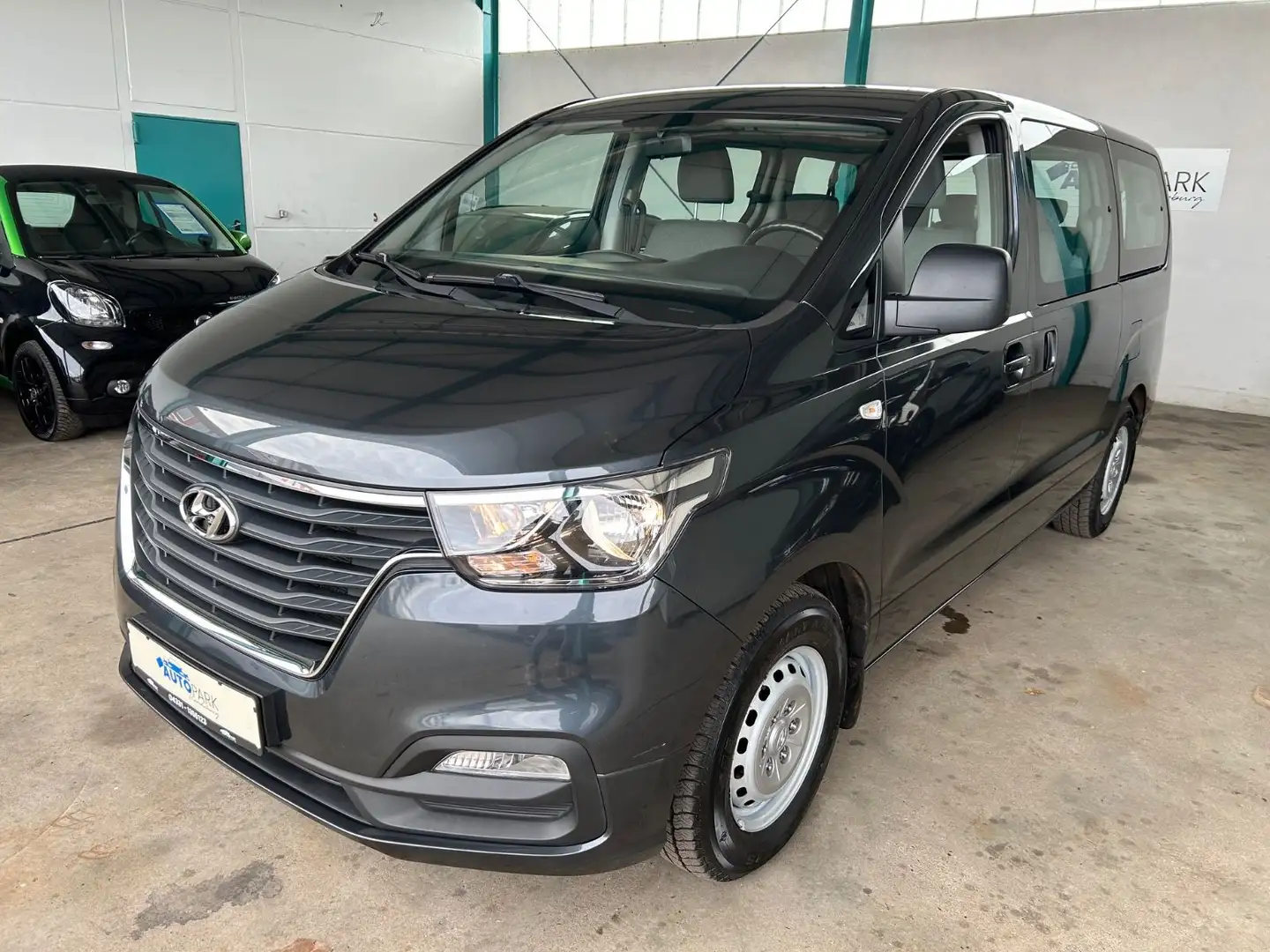 Hyundai H-1 Travel Family 2.5 CRDI*Klima*Ahk*8-Sitzer* Gris - 1