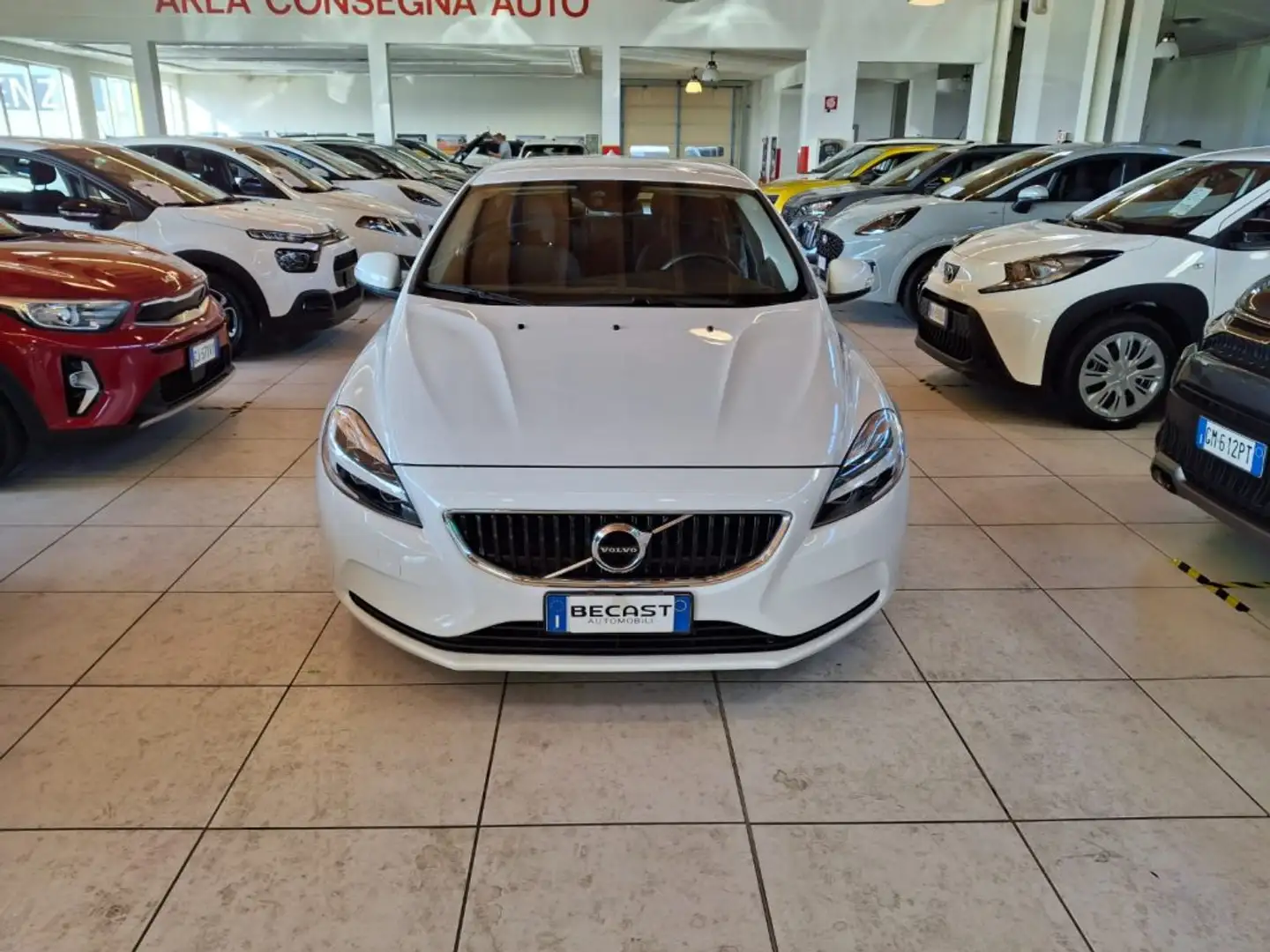 Volvo V40 D2 Geartronic Kinetic UNICO PROPRIETARIO Bianco - 2
