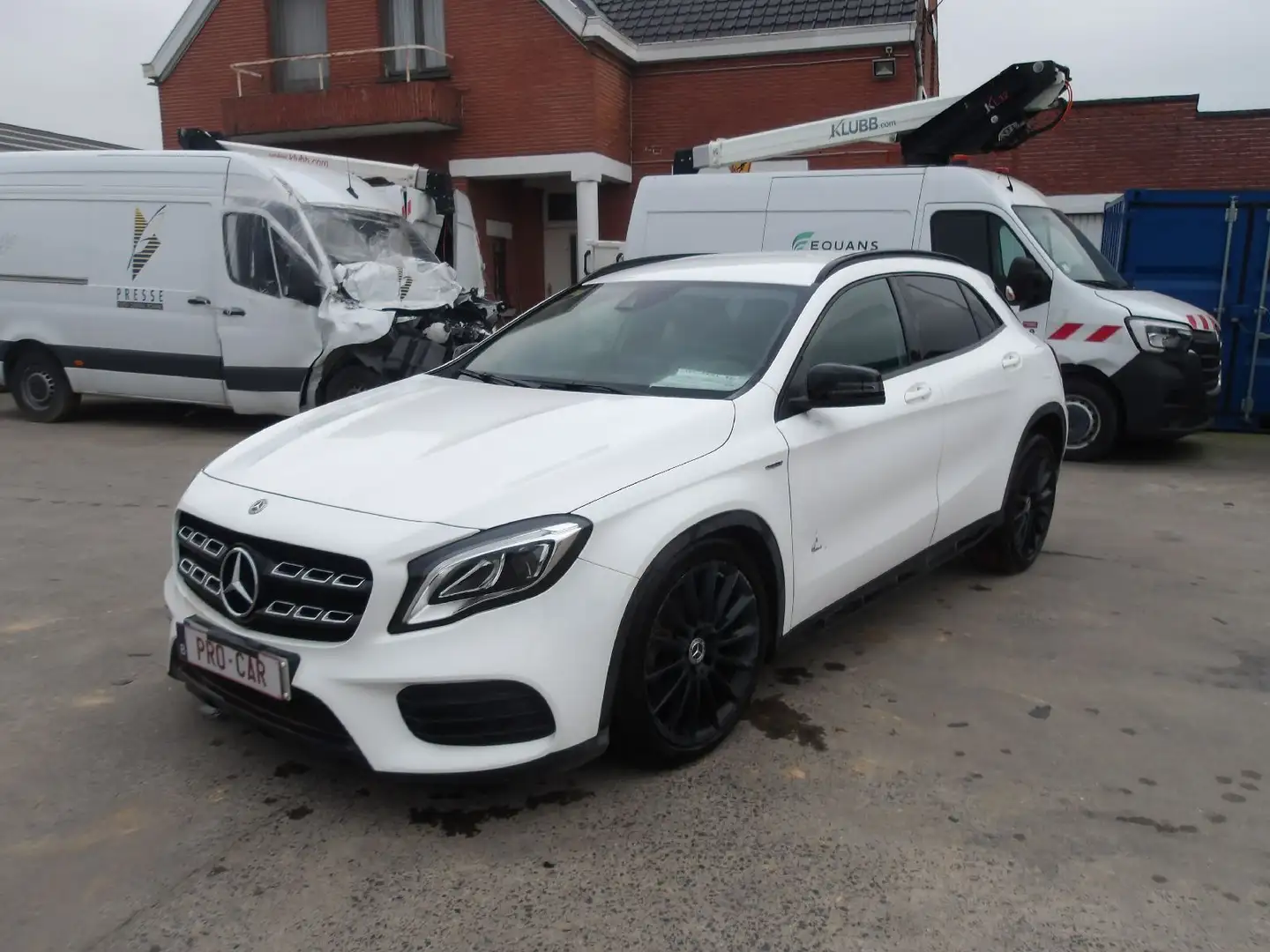 Mercedes-Benz GLA 180 Wit - 1