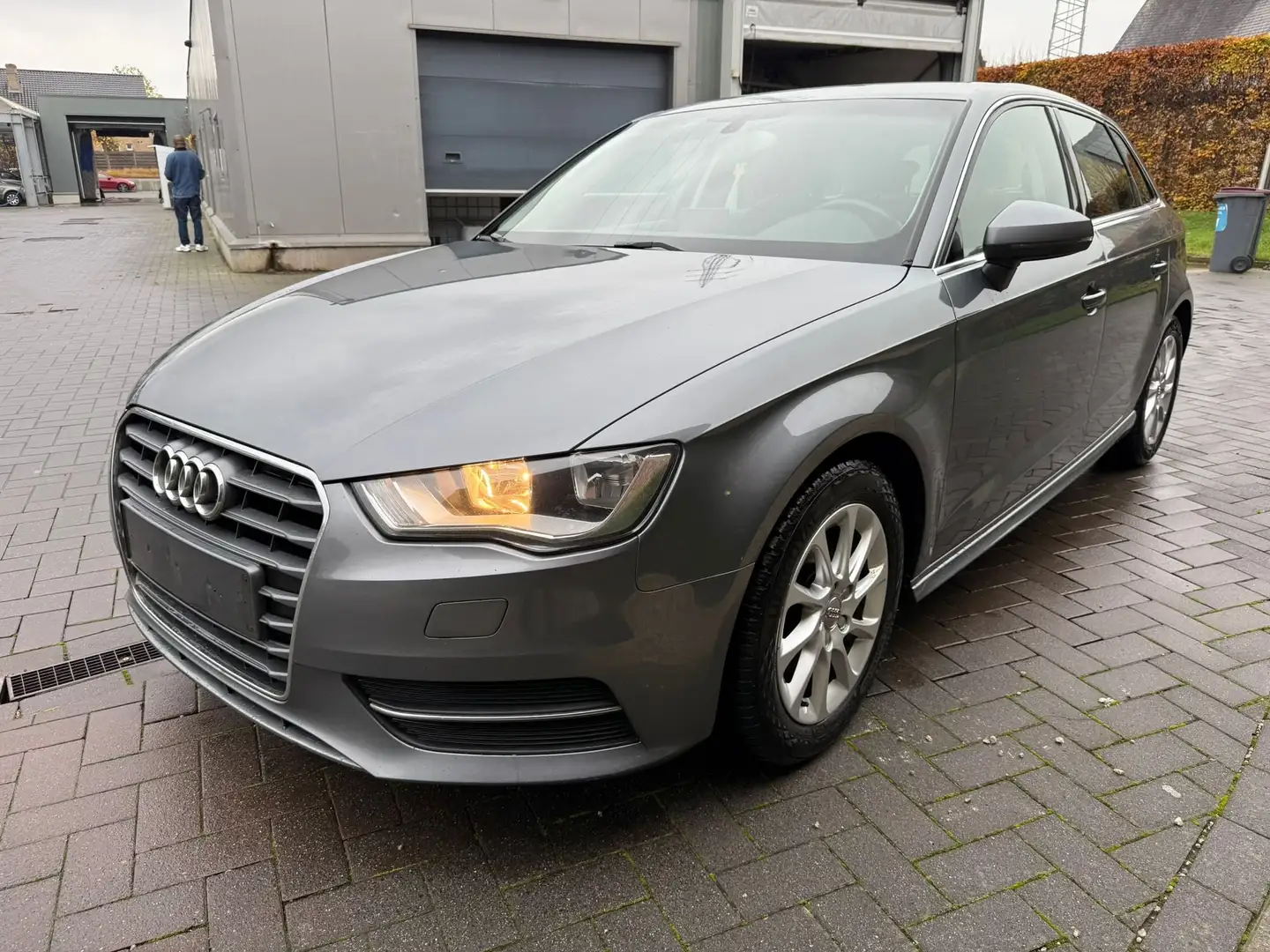 Audi A3 A3 Sportback 1.6 TDi Ambition Grau - 1