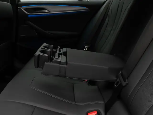 BMW 5 Series view 28