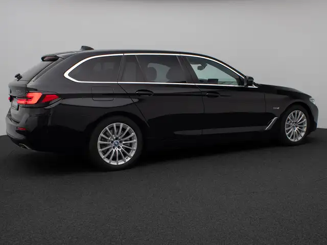 BMW 5 Series view 6
