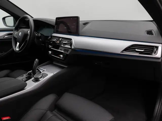 BMW 5 Series view 24