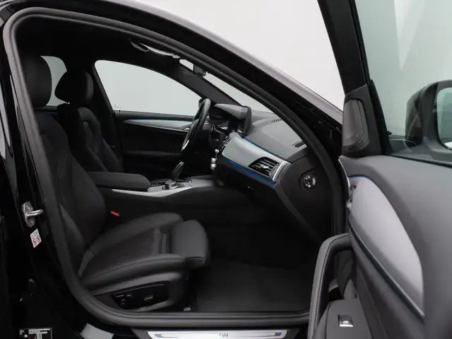 BMW 5 Series view 25
