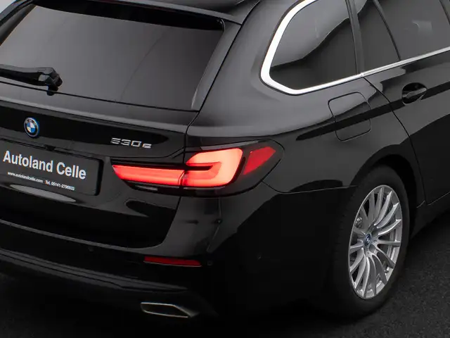 BMW 5 Series view 16