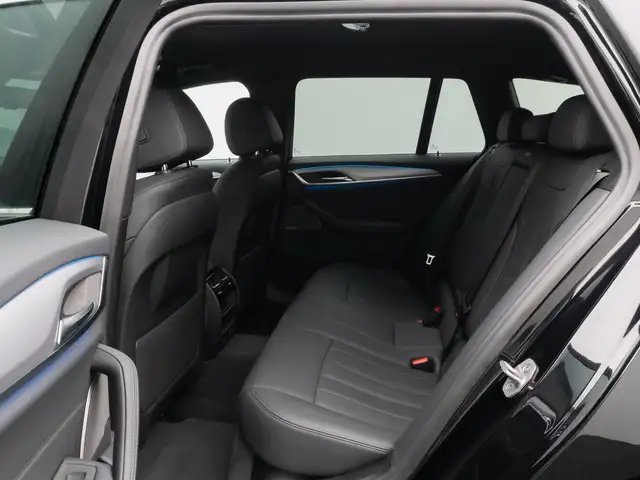 BMW 5 Series view 26