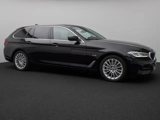 BMW 5 Series view 4
