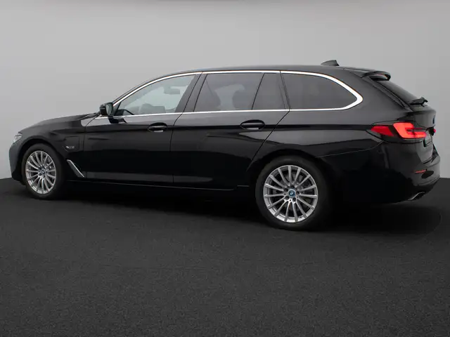 BMW 5 Series view 10