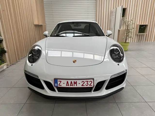 Porsche 911 view 2