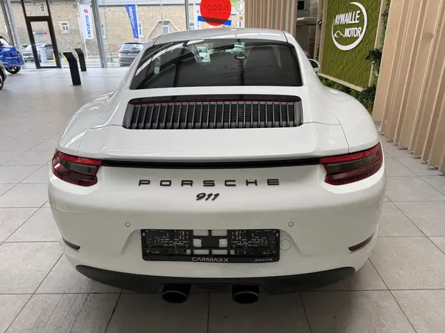 Porsche 911 view 5