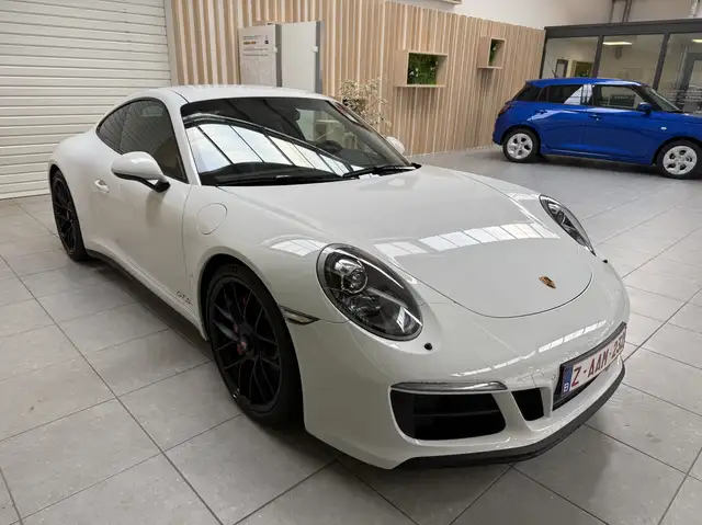 Porsche 911 view 3