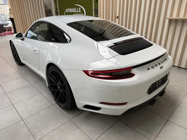 Porsche 911 view 6