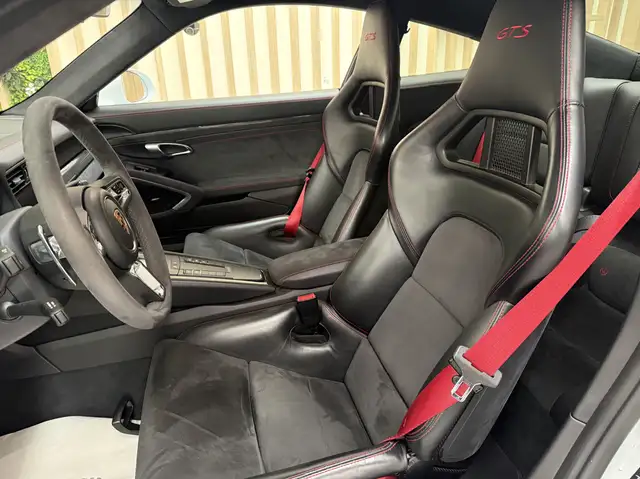 Porsche 911 view 8