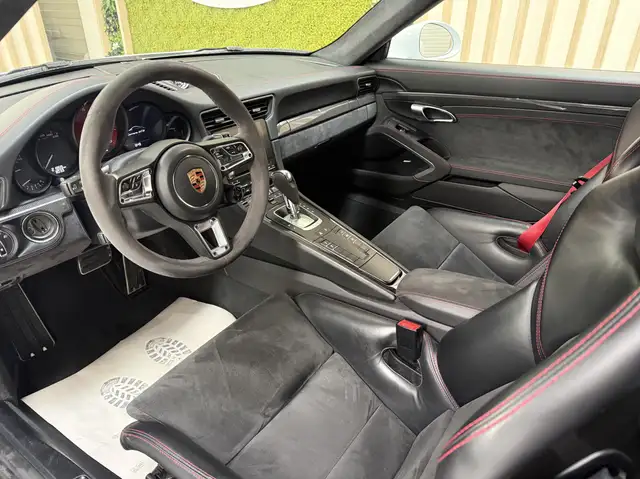 Porsche 911 view 7