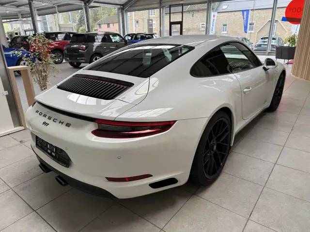 Porsche 911 view 4
