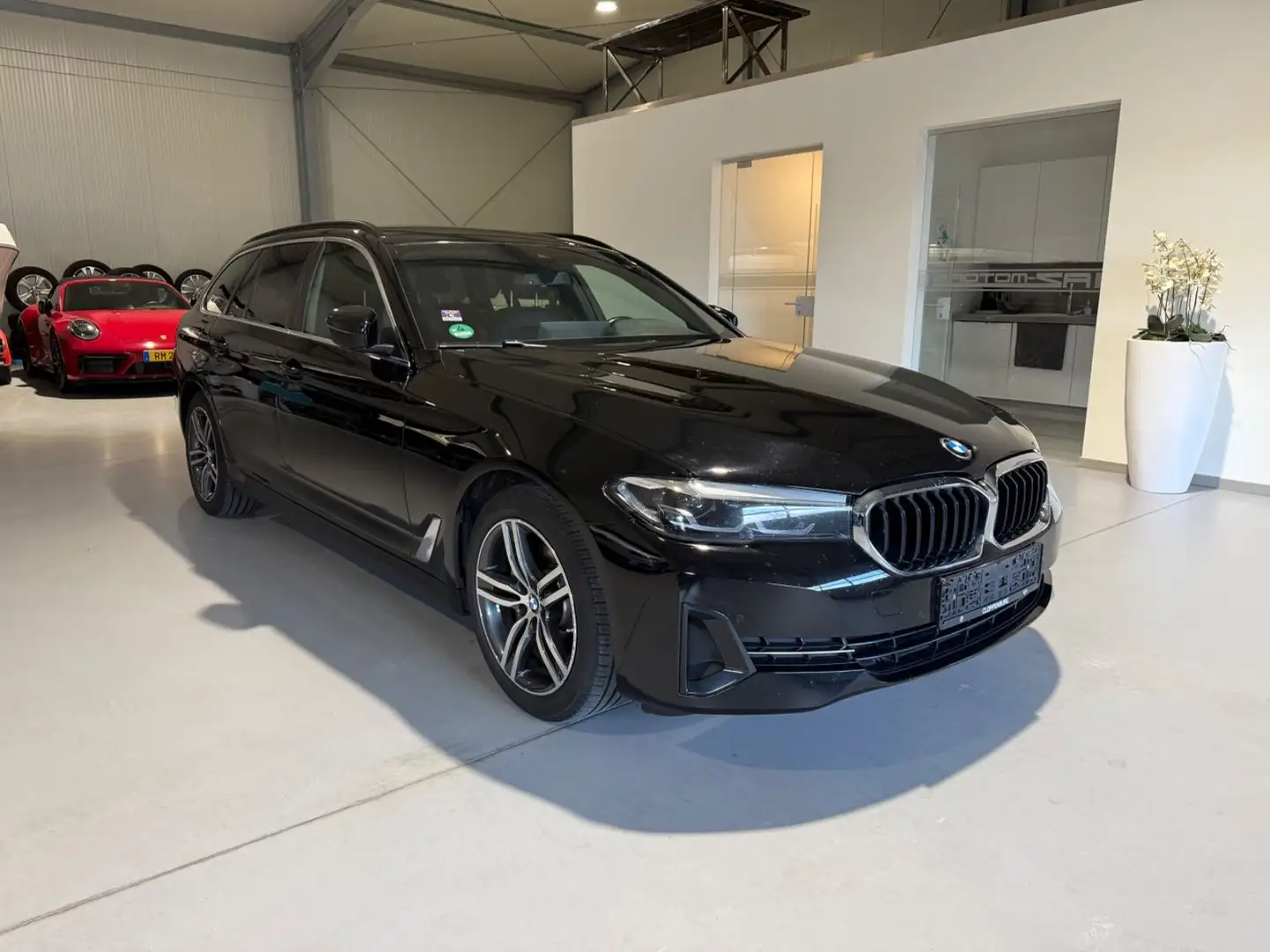 BMW 520 d Touring Autom. LED/Harman/Kardon/Live Cockp Schwarz - 2