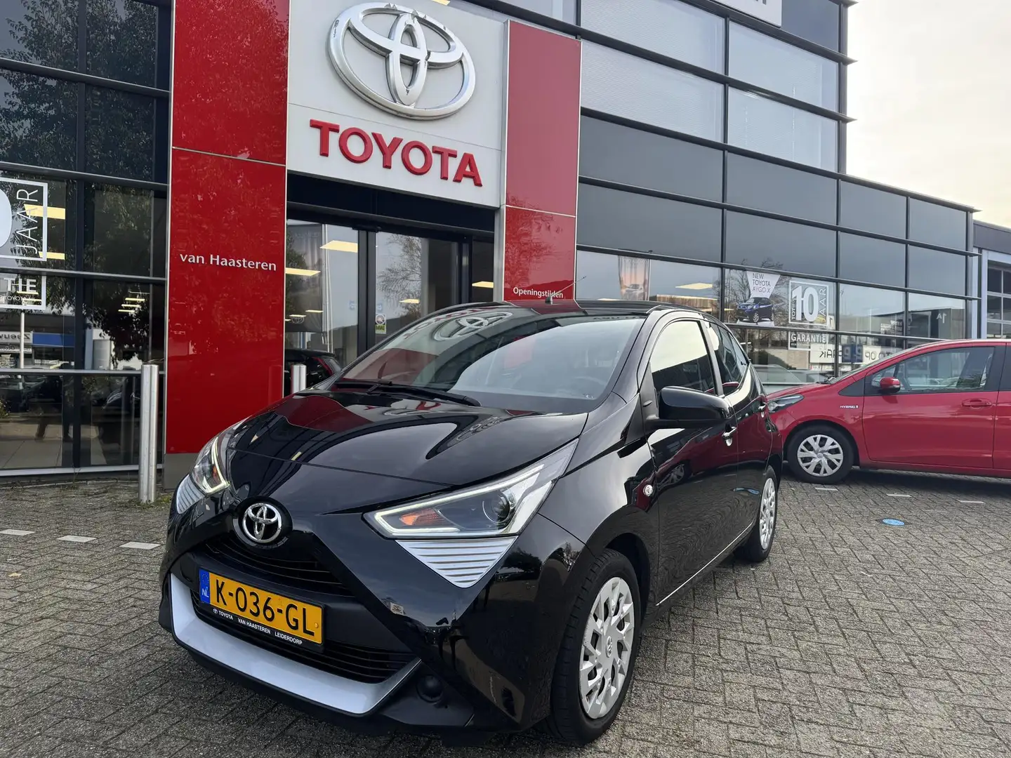 Toyota Aygo 1.0 VVT-i 72pk 5D x-play Zwart - 1