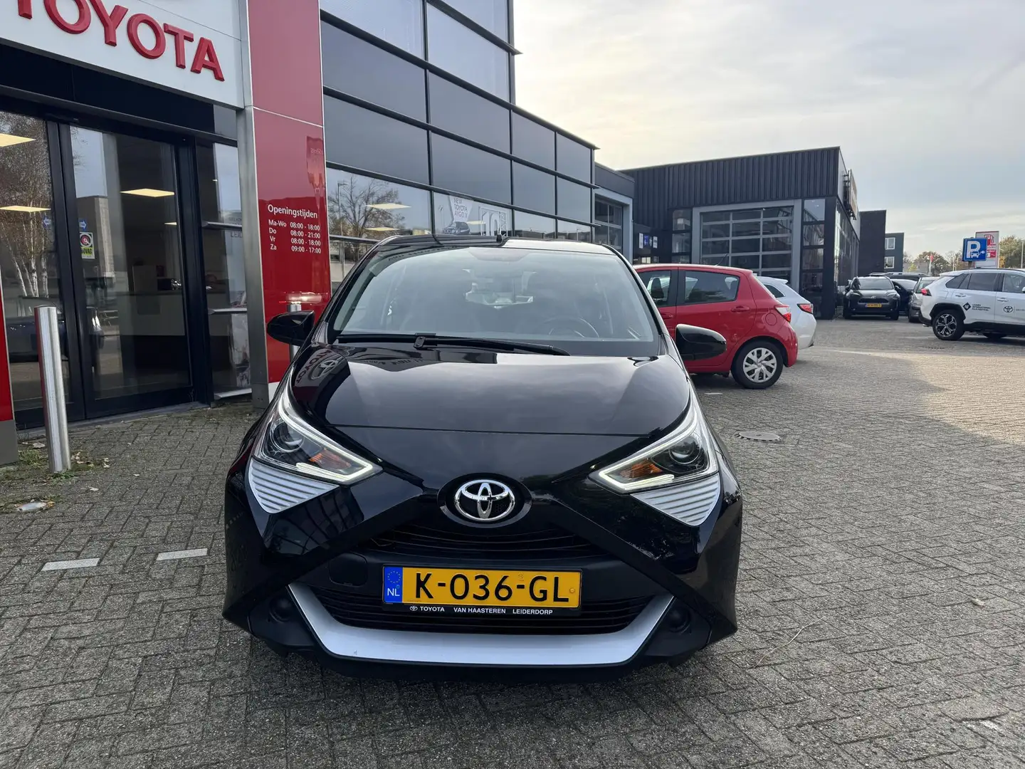 Toyota Aygo 1.0 VVT-i 72pk 5D x-play Zwart - 2