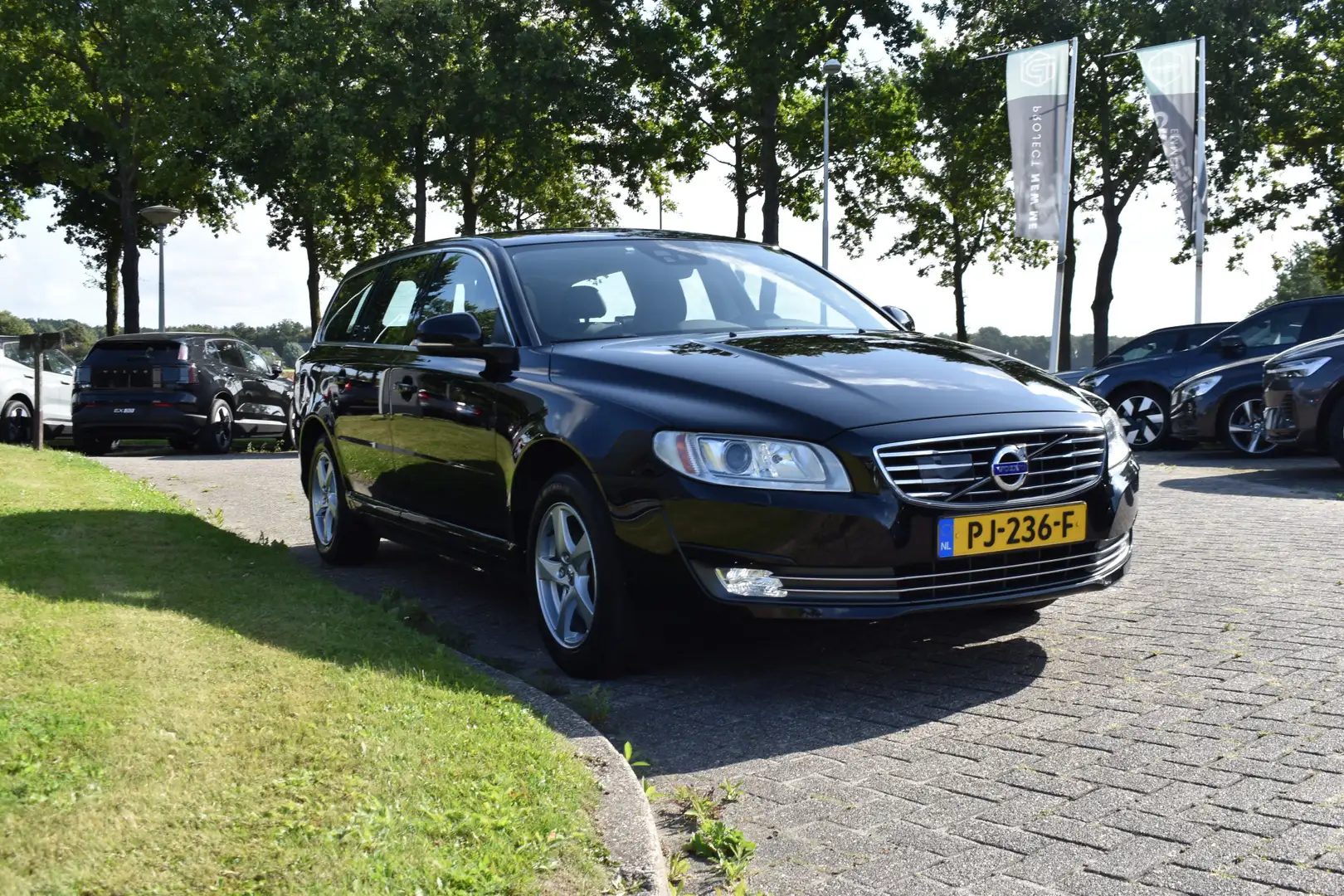 Volvo V70 D3 150PK Automaat Polar ACC | Xenon | Trekhaak | L Zwart - 2