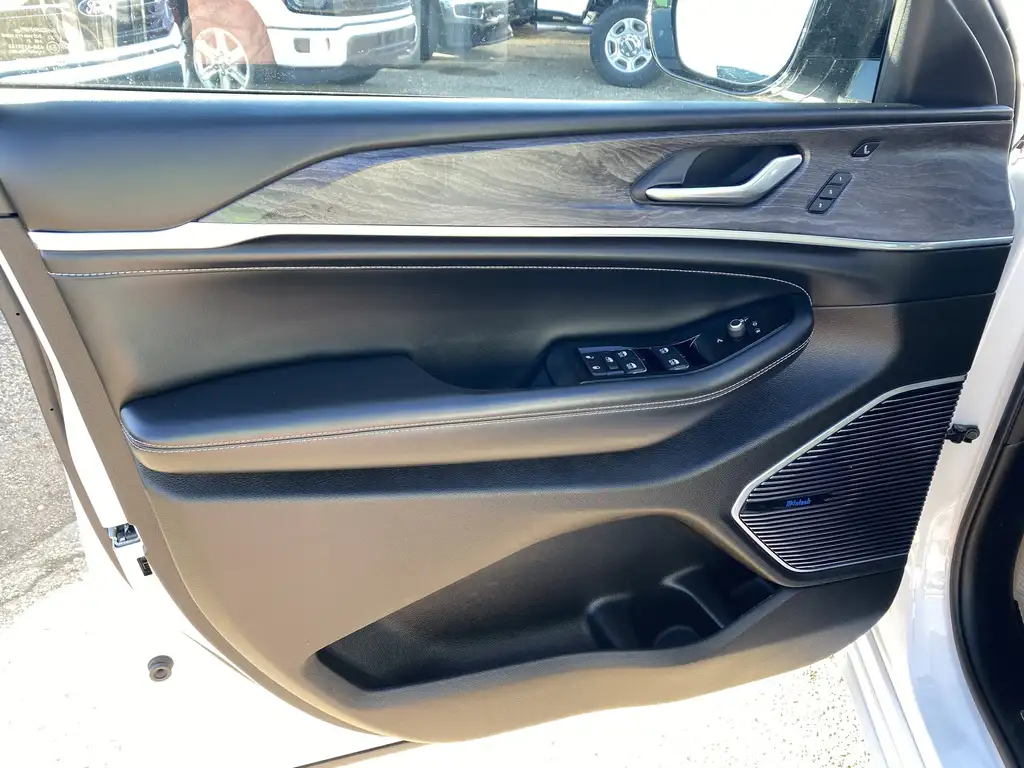 2021 Jeep Grand Cherokee L Overland | Heated Steering Wheel | Climate Seats | — photo 6