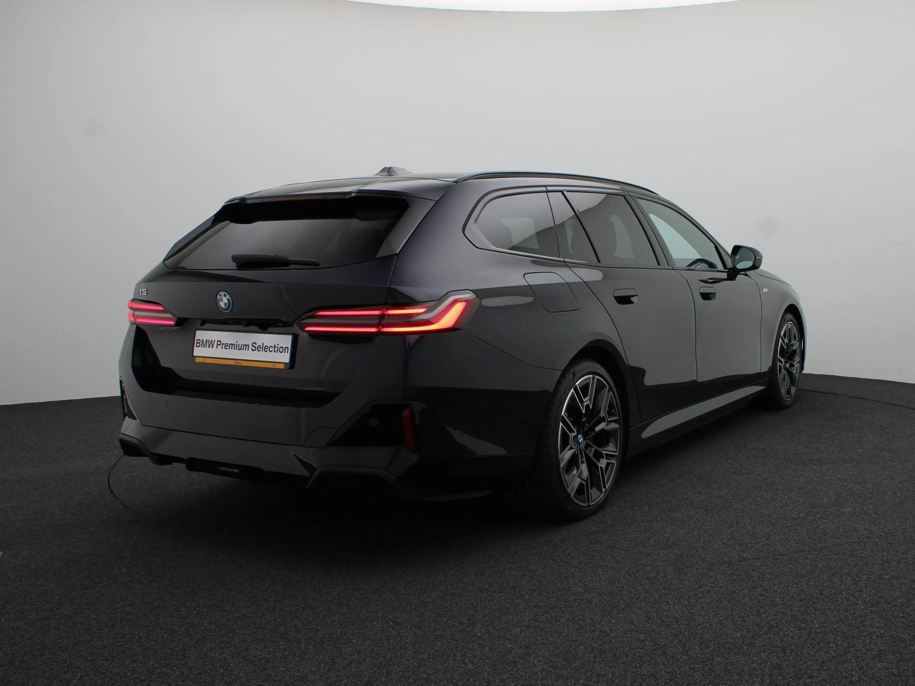 BMW i5 Touring E-Drive 40 M Sportpakket Pro | Comfort Acc — photo 2