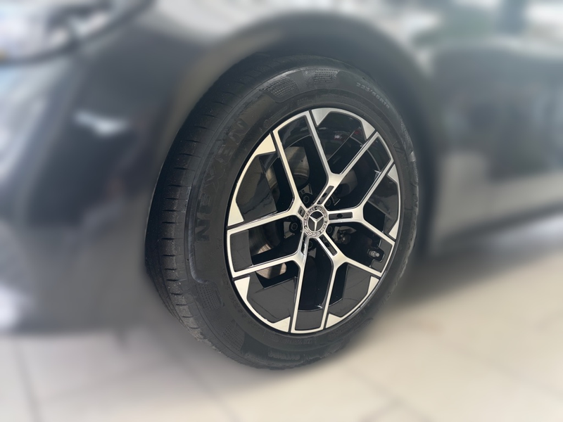 Mercedes-Benz E 220 d Avantgarde + Panorama + AHK + Distronic — photo 3