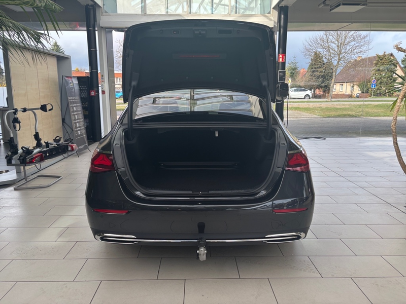Mercedes-Benz E 220 d Avantgarde + Panorama + AHK + Distronic — photo 9