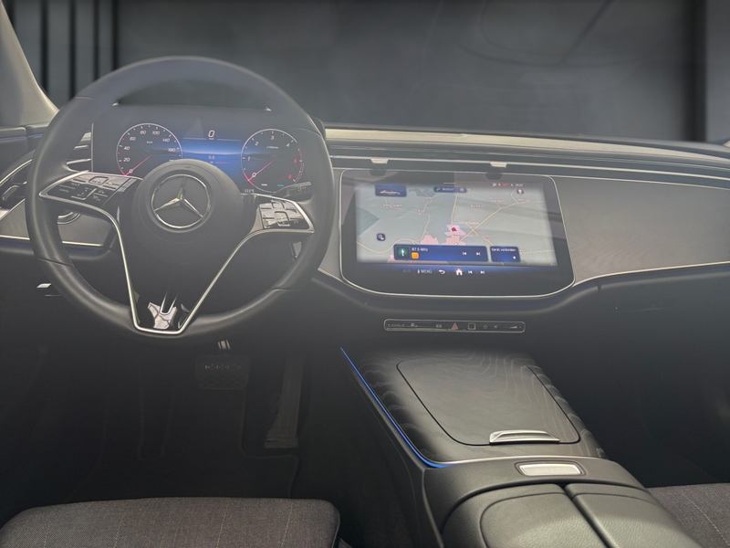 Mercedes-Benz E 220 d Avantgarde + Panorama + AHK + Distronic — photo 13