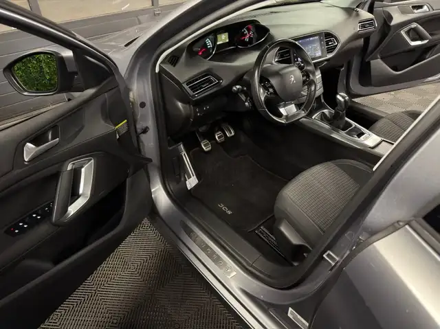 Peugeot 308 view 9