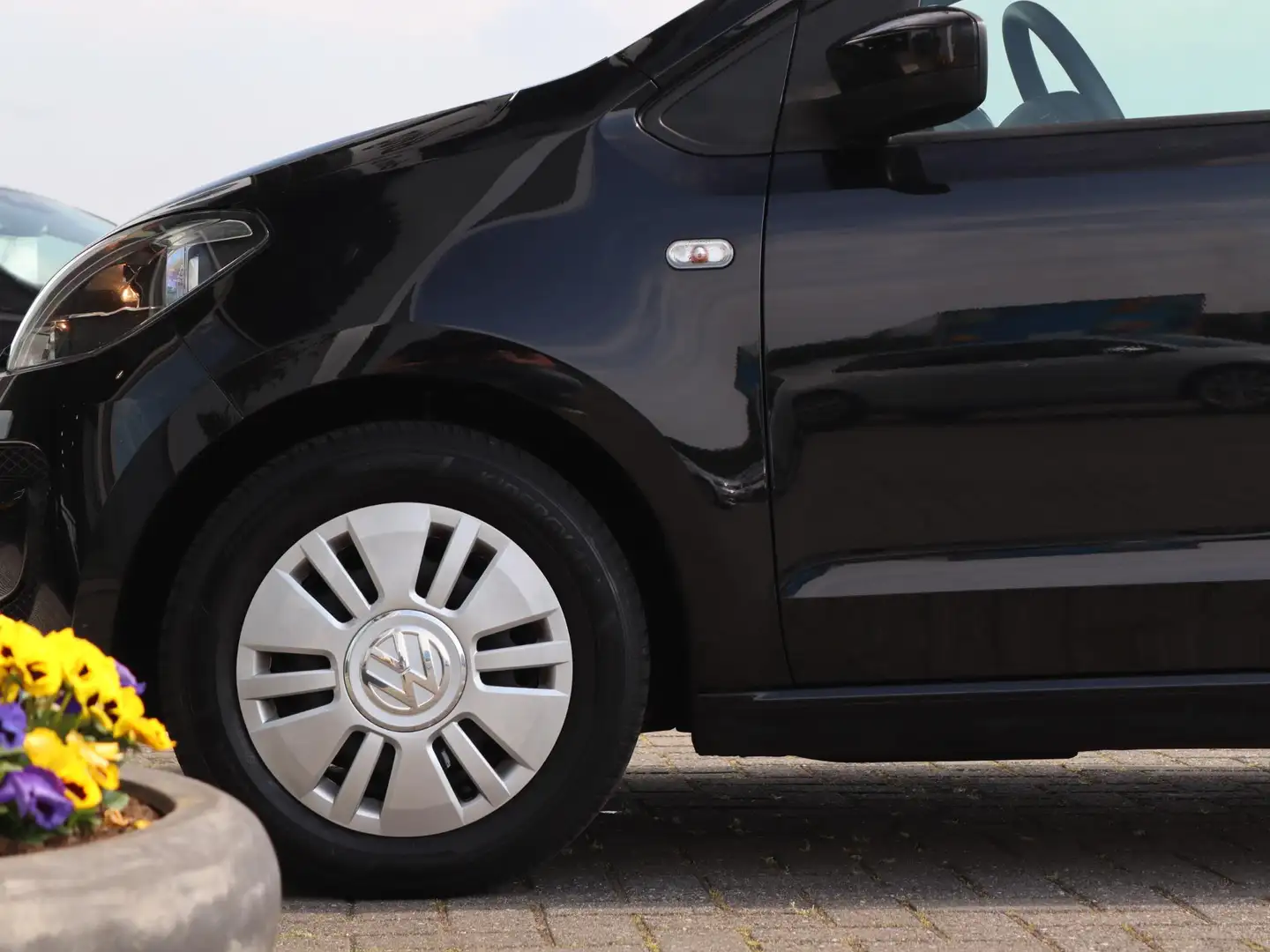 Volkswagen up! 1.0 60 pk move up! BlueMotion | Navigatie | Cruise Zwart - 2
