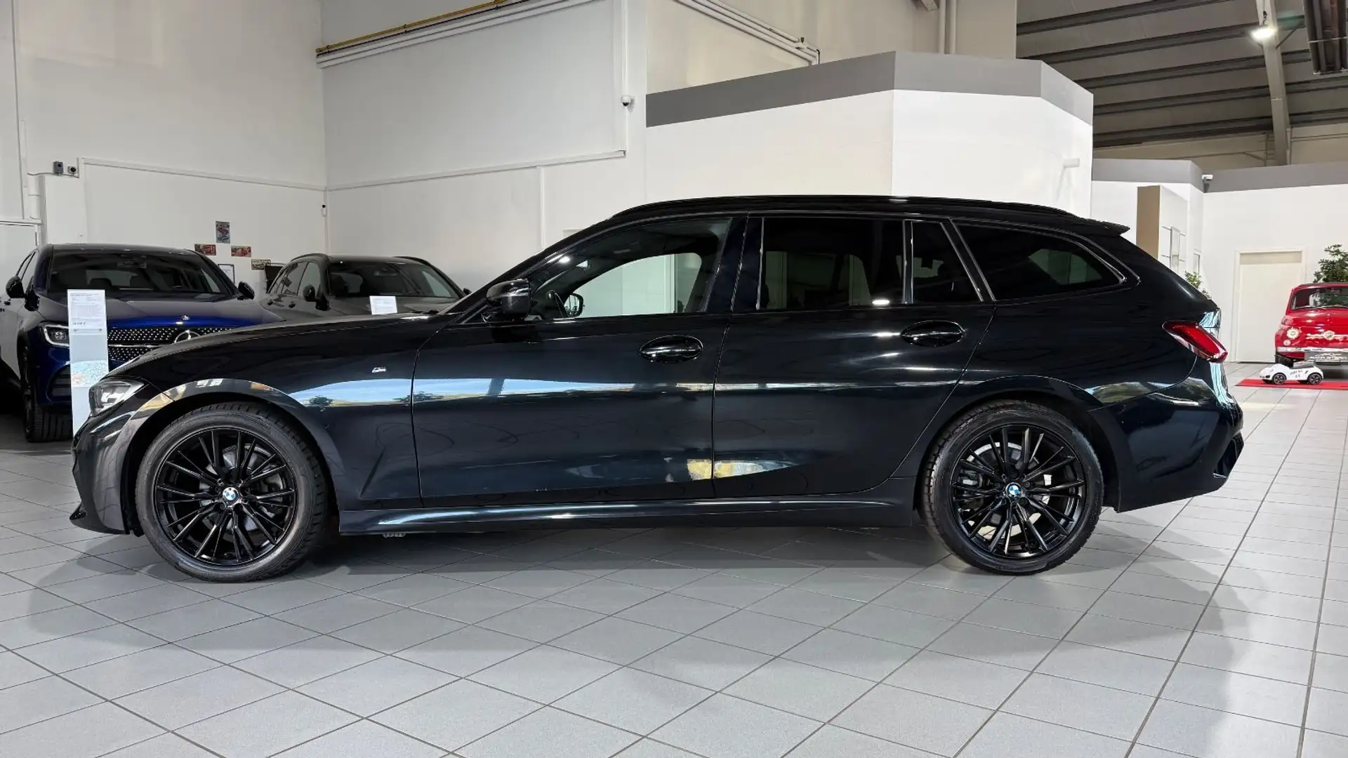 BMW 320 d xDrive Touring M-SPORT NAVI F.ASS AHK LED Schwarz - 2