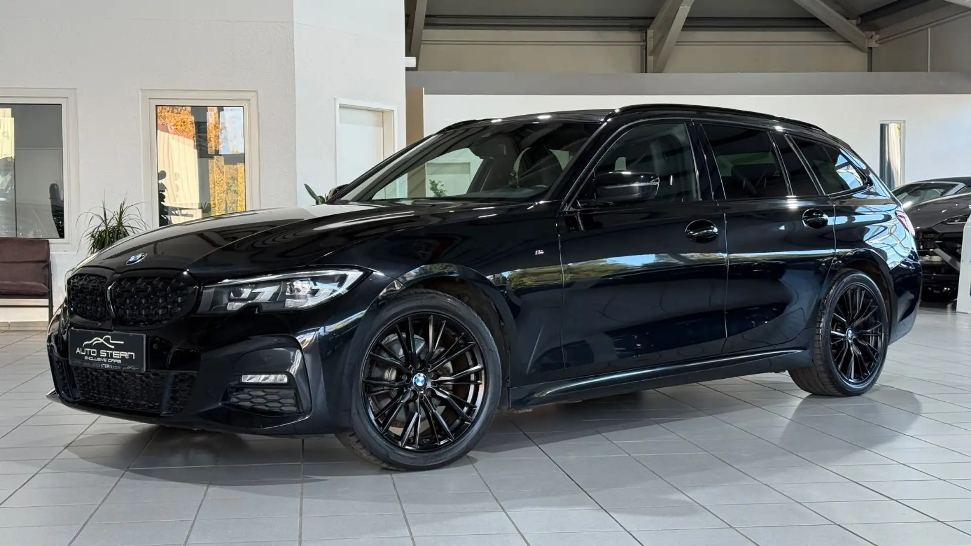 BMW 320 d xDrive Touring M-SPORT NAVI F.ASS AHK LED Schwarz - 1