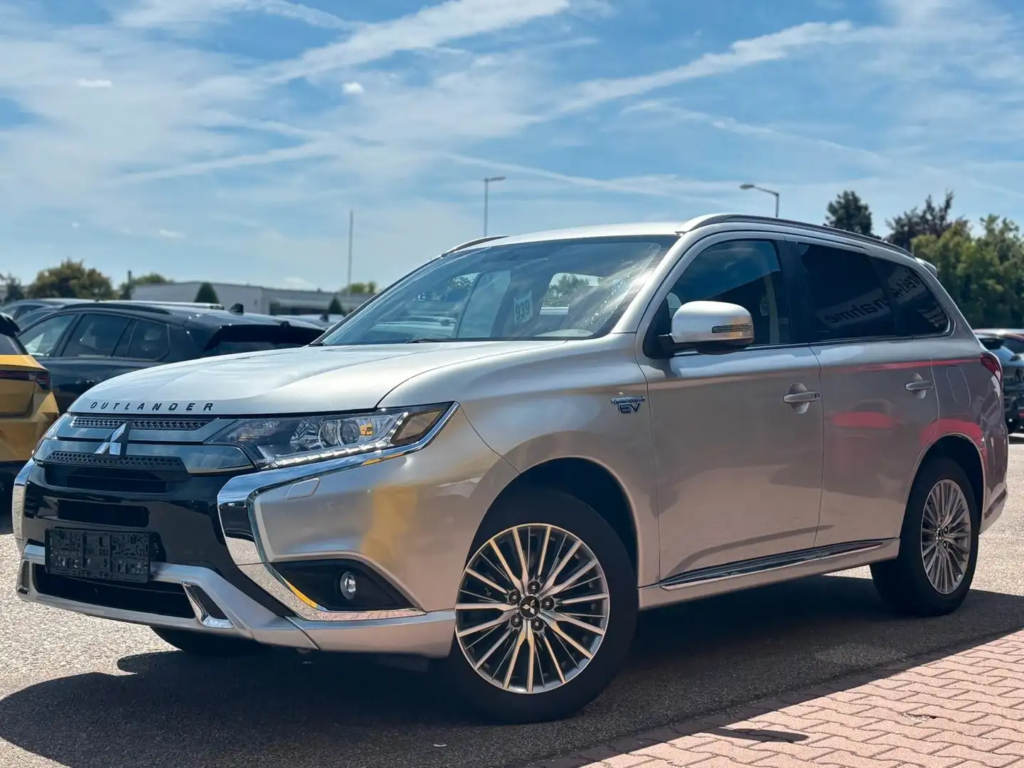 Mitsubishi Outlander 2.4 PLUG-IN HYBRID 4WD *SHZ*KAMERA* Silber - 2