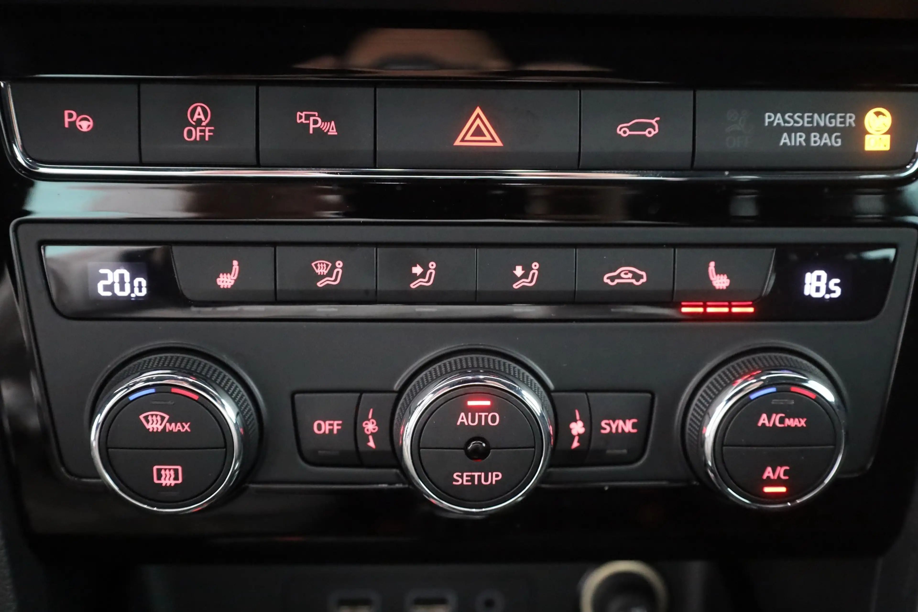 SEAT Ateca 2.0 TSI DSG FR 4Drive LED Navi 360° AHK — photo 12