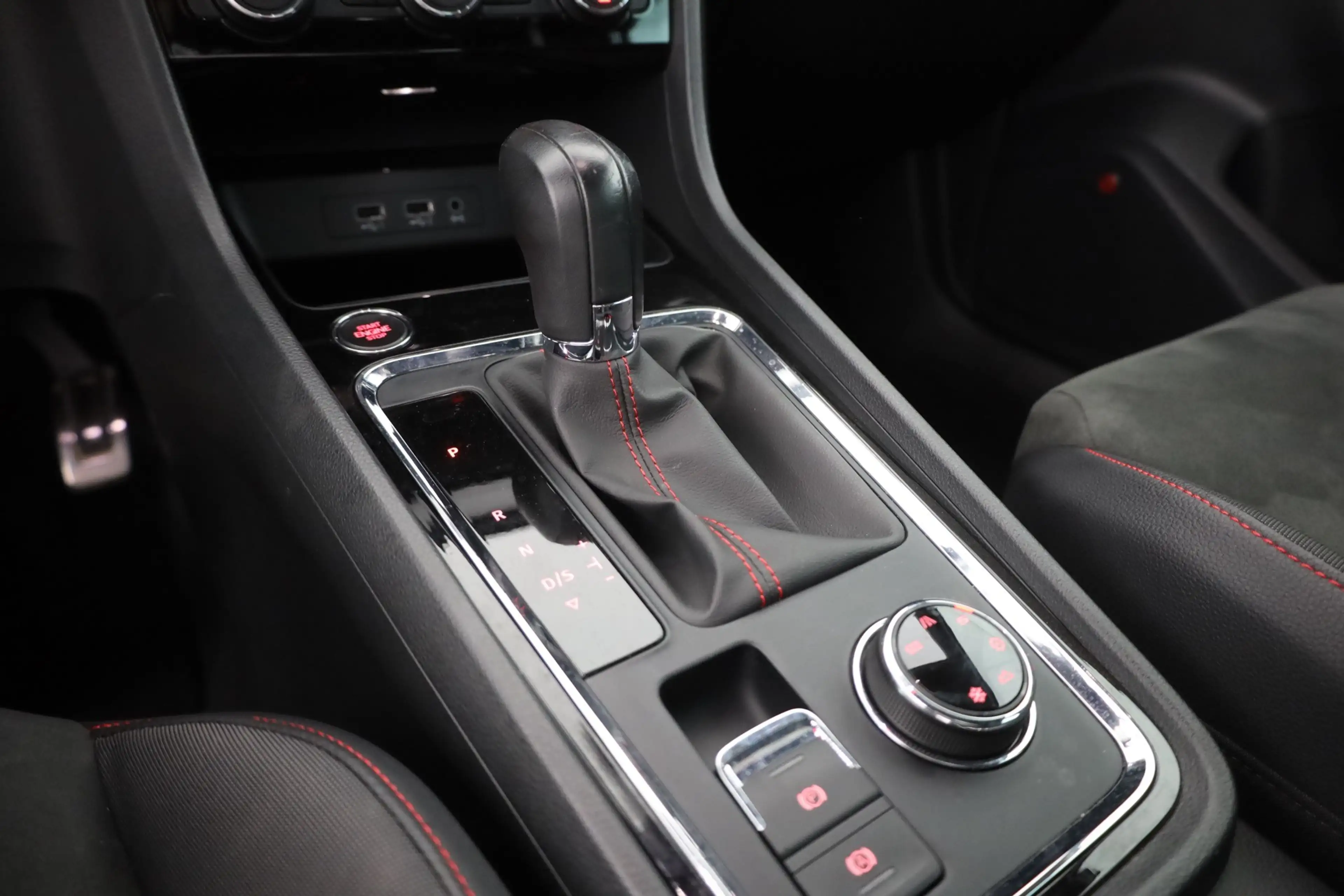 SEAT Ateca 2.0 TSI DSG FR 4Drive LED Navi 360° AHK — photo 14
