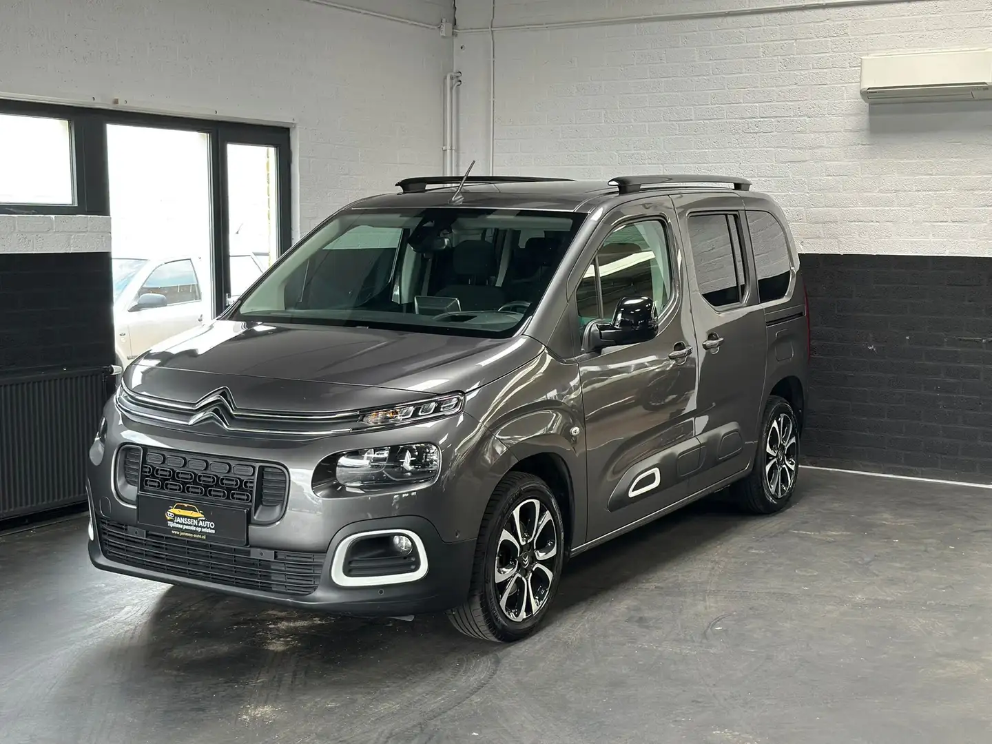 Citroen Berlingo 1.2 PureTech Shine, automaat, Pano, navi, camera, Gris - 2