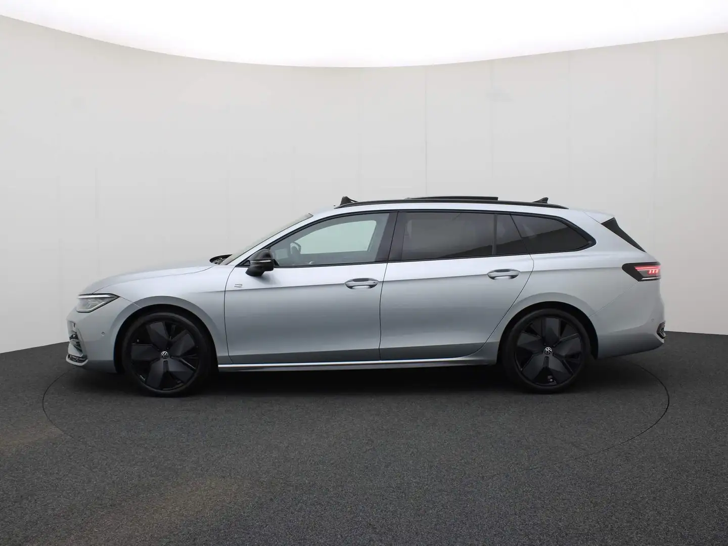 Volkswagen Passat Variant 1.5 eTSI R-Line Business Grijs - 2