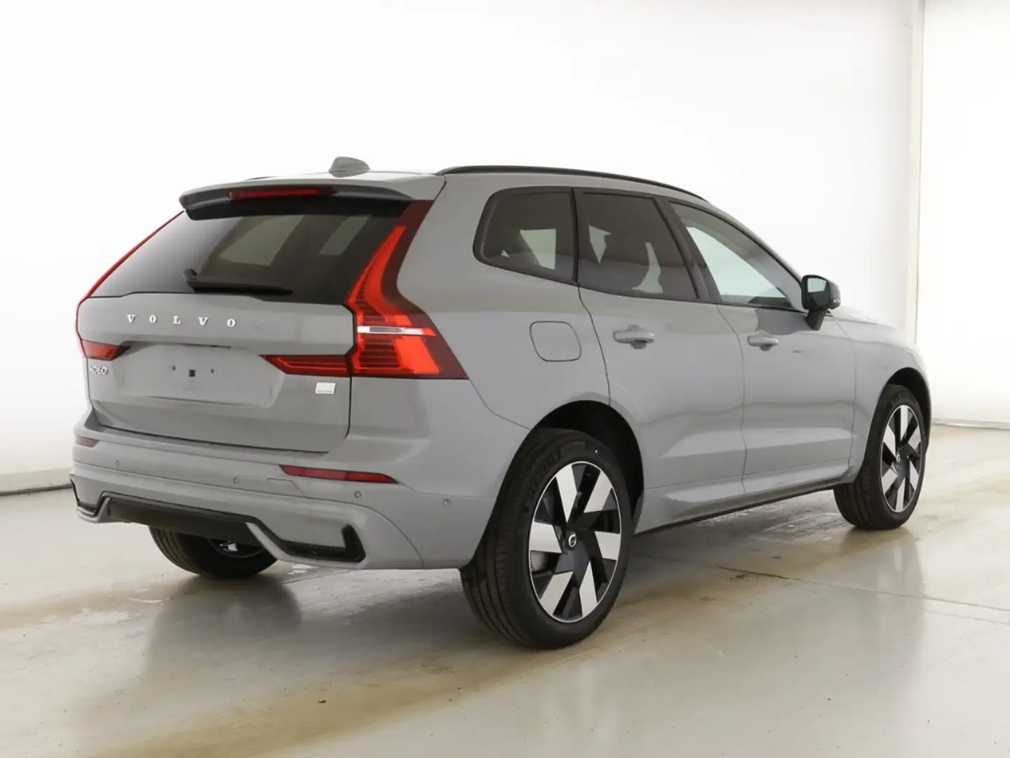 Volvo XC60 Plus Dark Recharge Plug-In Hybrid AWD T8 Twin Engi Grau - 2