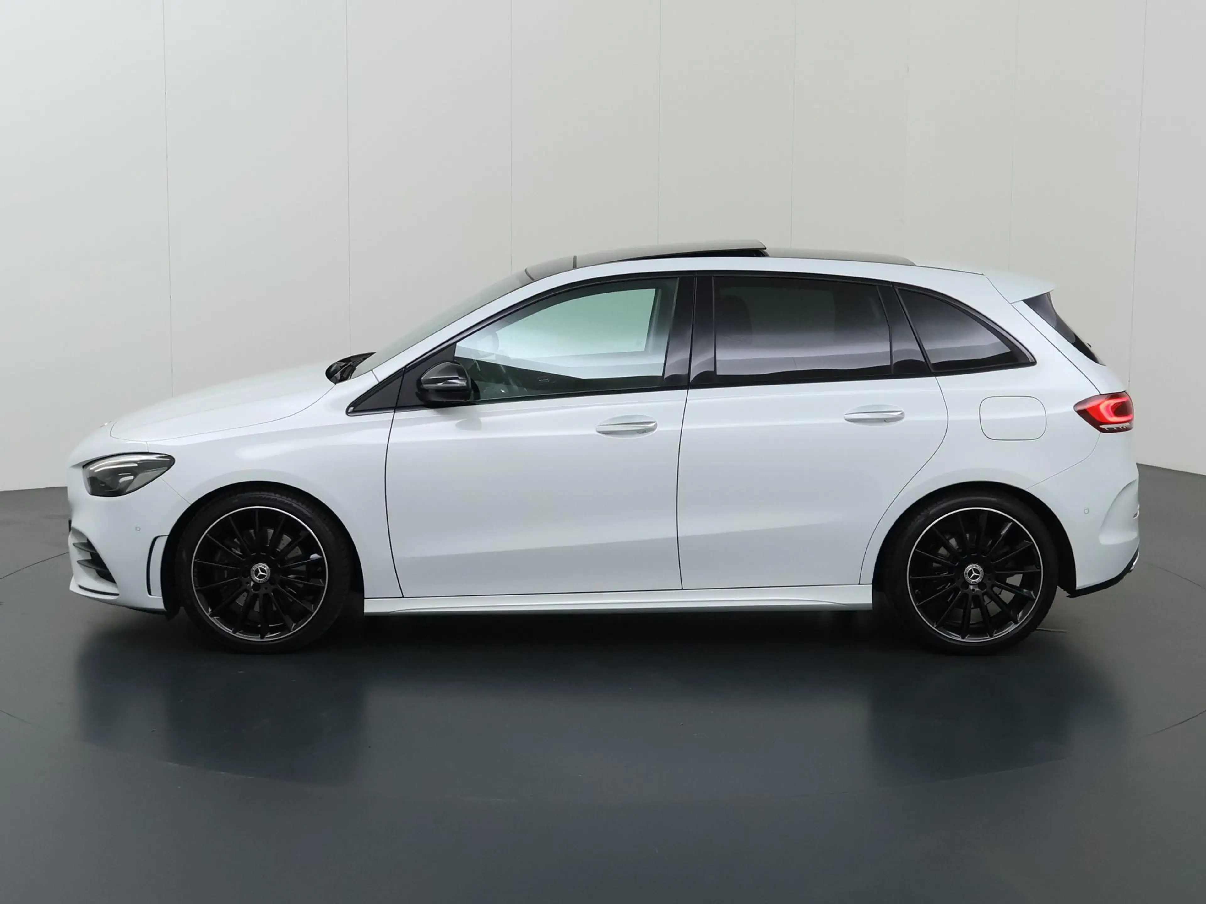 Mercedes-Benz B 220 Launch Edition Premium Plus | AMG | Panoramadak | — photo 5