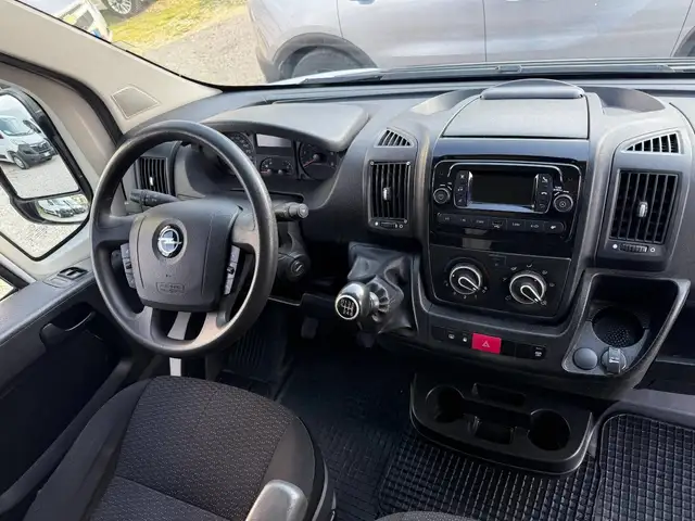 Opel Movano view 8
