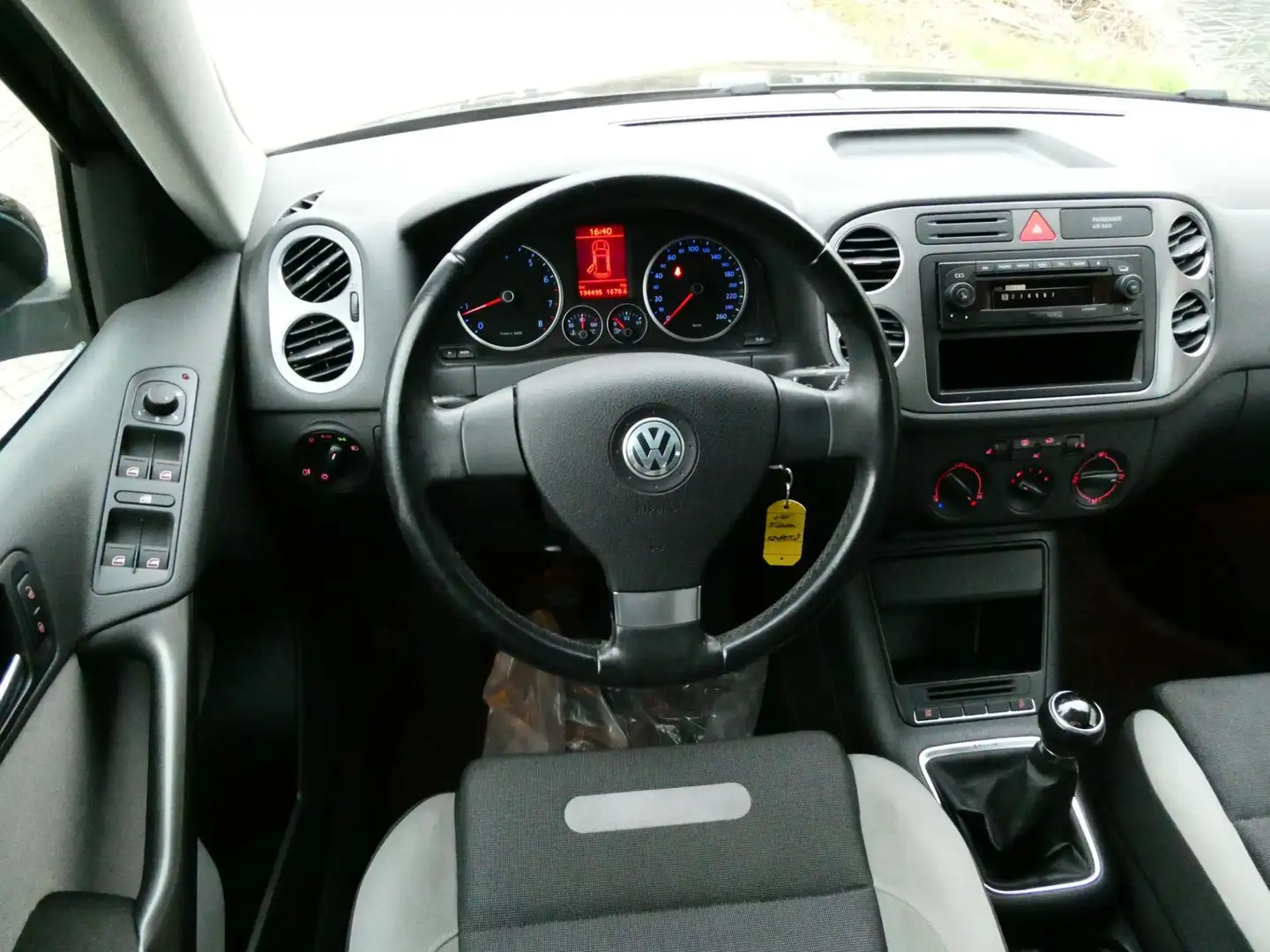 Volkswagen Tiguan 2.0 TSI Sport&Style 4Motion 170pk Airco Trekhaak 2 Zwart - 2